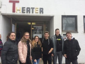 Die Schüler vor dem Theatergebäude